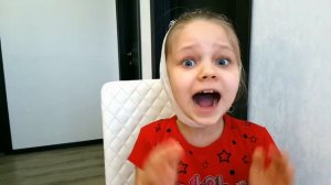 Алиса играет как доктор и лечит зубы