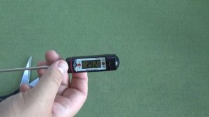 Электронный термометр с металлическим щупом.