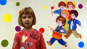 Ученица Частной школы "Колледж XXI" читает стихотворение Агнии Барто "Барабан"