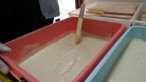 Корндог сосиска в тесте с сыром. корейская уличная еда