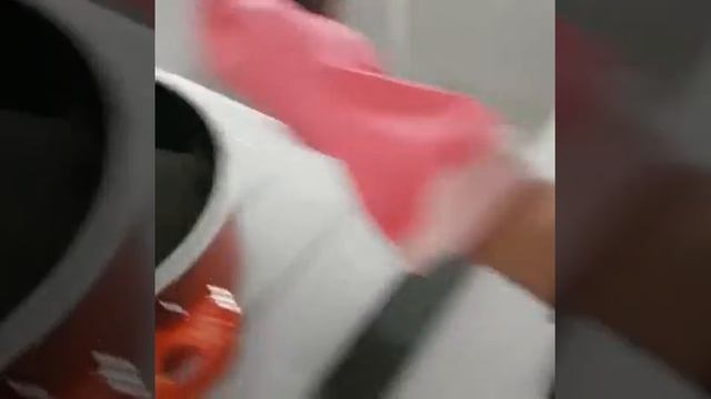 Готовим раков! Очень вкусно! Рецепт прост, только укроп и соль! Приятного ! смотреть онлайн