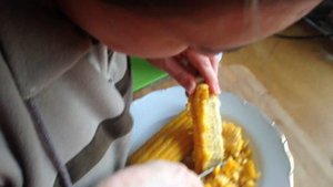 КАК ПОЧИСТИТЬ КУКУРУЗУ — ОТДЕЛИТЬ СЕМЕЧКИ ОТ ПОЧАТКА ☕ вкусный обзор еды