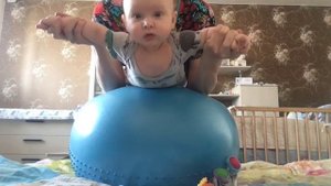 Упражнения на фитболе для грудничка