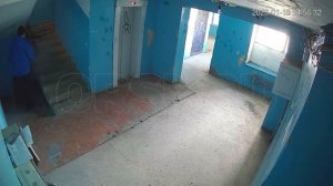 Мужчина справил нужду в подъезде, не дойдя до квартиры