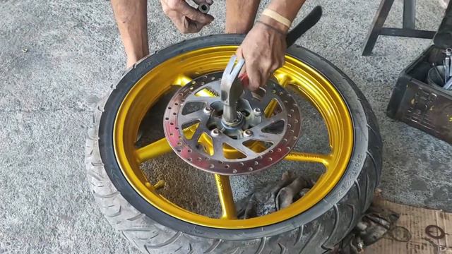 PALIT BEARING SA HARAP NA GULONG NG FZ16|Reynolds MotoVlog смотреть онлайн