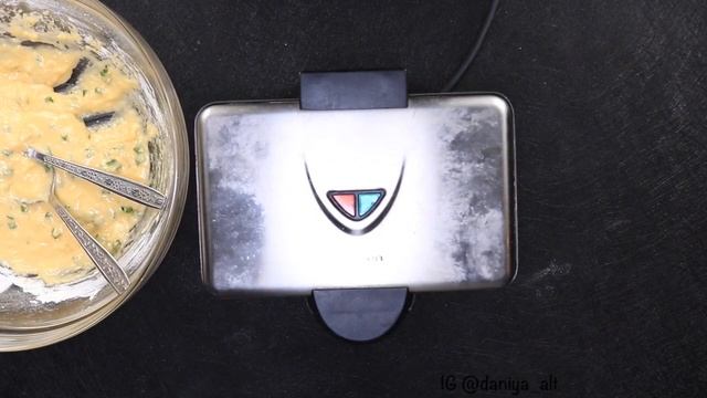 Несладкие бельгийские вафли с картошкой и зеленым луком