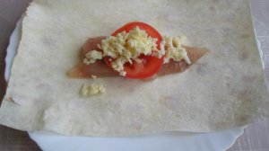 Куриная грудка в лаваше с помидорами и сыром
