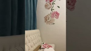 Как клеить наклейки на стену