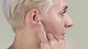 Как регулировать громкость на внутриушном слуховом аппарате
