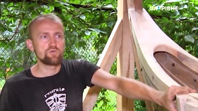 Човен варягів, який будують у центрі Рівного, готуються спускати на Басівкутське озеро смотреть онлайн