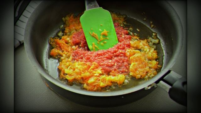 Макароны с помидорами и сыром на сковороде