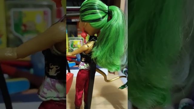 Кукла монстер хай Катрин де Мяу и другие куклы из серии "Новый скарместр". смотреть онлайн