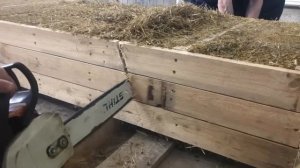 Режем кровельную соломенную панель