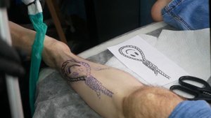 Процесс нанесения татуировки.