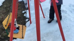 Басики гуляют на детской площадке|Басики катаются с горки |Весело |Басики на качелях |