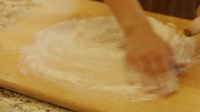 Готовим малиново-клубничный пирог