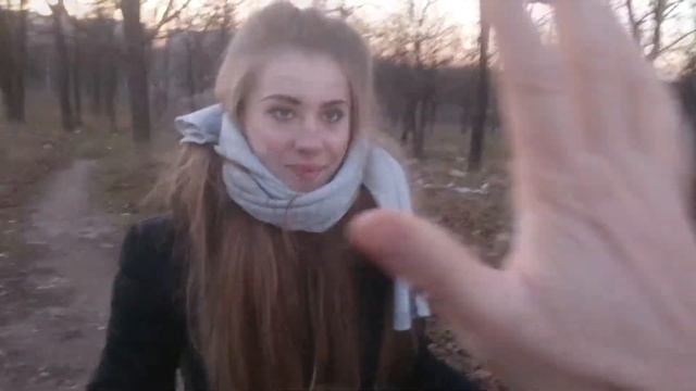 ДЕВУШКА НА ВЕЛОСИПЕДЕ БЕЗ СИДЕНЬЯ, АКРОБАТИКА ВОЗЛЕ ЁЛКИ смотреть онлайн