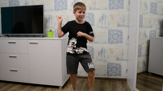 Мама Сшила Мне Штаны Из Берёзовой Коры. Даниил Танцует и Поёт смотреть онлайн