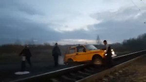Поезд сбивает ниву г. Омск