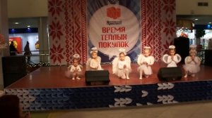 Танцуют дети 2-3 года. СУПЕР!!! Маленькие гении - танец ангелов.