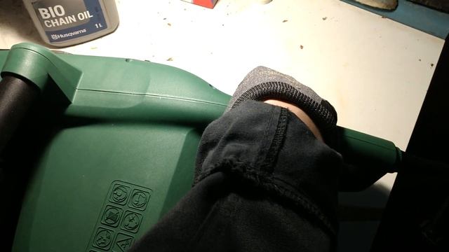 Разное.  Заправка маслом цепной пилы. смотреть онлайн