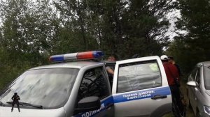 Полиция приехала к Шаману. Шаман идет.