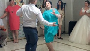Свадьба. Теща танцует с зятем.