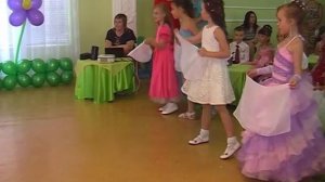 Выпускной бал в детском саду. Танец с платочками.