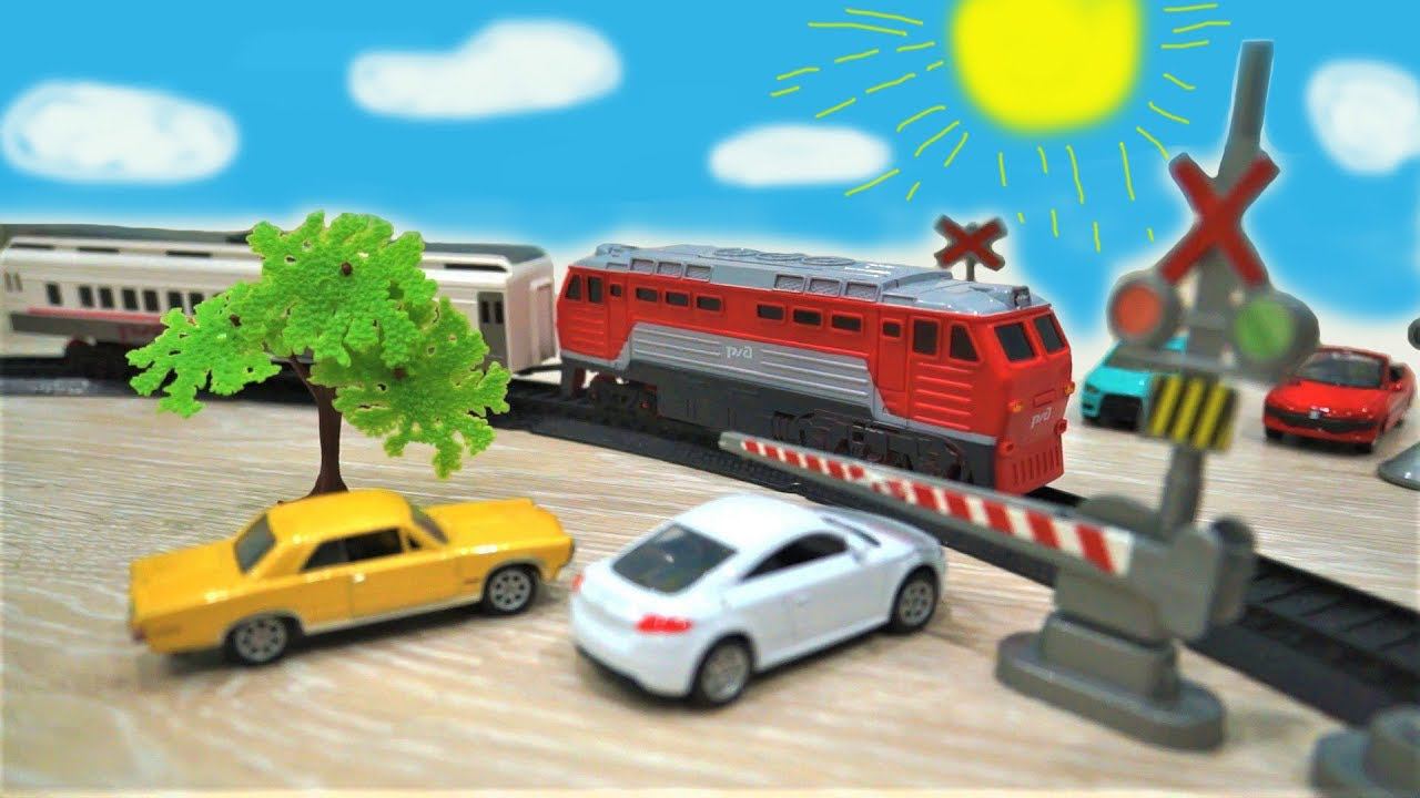 Макс играет в игрушки - поезда и машинки для детей