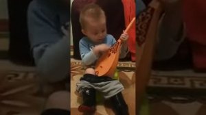 Мальчик в горшке играет на домбре)
