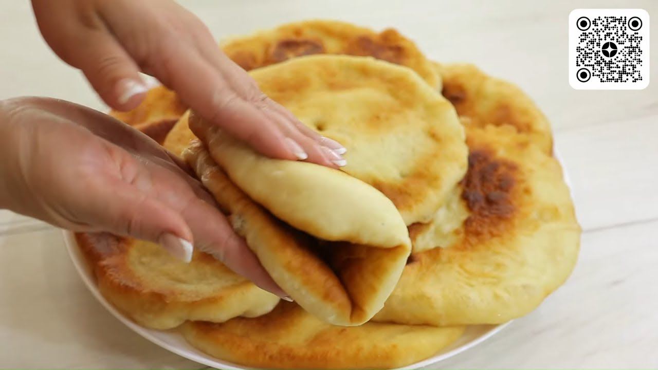 Дети обожают эти пышные лепешки на луковом тесте, хоть каждый день готовь