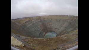 Трубка МИР - обваливается земля