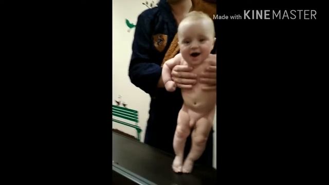 Трёхмесячный малыш танцует Канкан