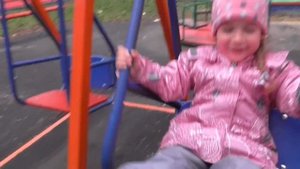 Очень ВЕСЕЛО и СМЕШНО катаемся на качелях Алиса смеётся на детской площадке Детский видеоблог #Алиса