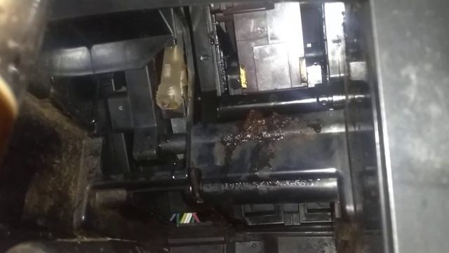 Кофемашина Siemens Стекает часть кофе в поддон. смотреть онлайн