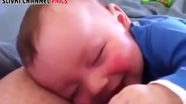 Малыш смеется во сне Как дети спят смотреть онлайн