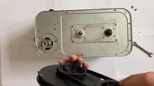 Ремонт хлебопечки, замена ремня. Включите субтитры. Bread machine belt replacement (subtitles).