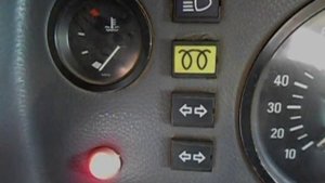 Мерседес Т1 308D. Дополнительная контрольная лампа реального включения свечей накала.