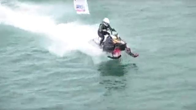 Снегоход на воде (Солодков Н.И. г. Ангарск).mp4 смотреть онлайн