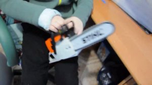 Игрушечная бензопила штиль(SHTIL) и заводится и пилит. Супер