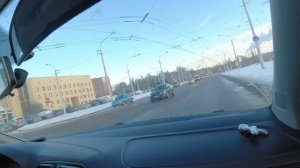 Учимся повышать передачи. Понижение передач на механике. Поворот направо. Урок вождения с Аней.