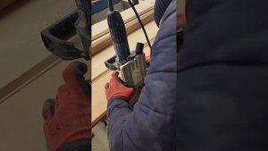Заделка выпавшего сучка на боку в имитации бруса из лиственницы при помощи лодочек-заглушек ?