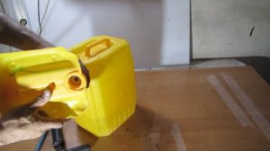 вмятины на канистре из пластика ремонтировать простейшим способом всегда под рукой