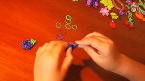 Как плести из резинок браслеты, фигурки, овощи. Игрушки из резинок.Поделки с детьми!