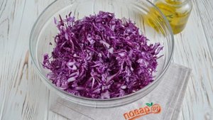 Очищающий салат из краснокочанной капусты