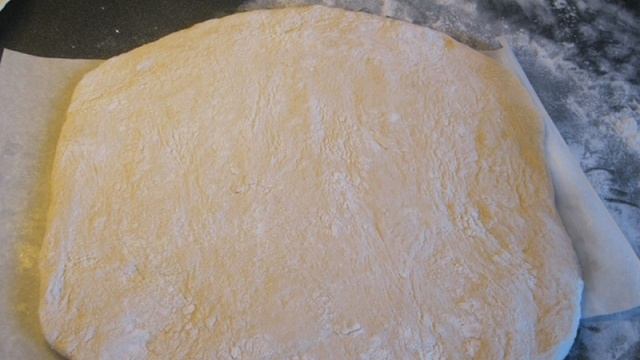 Пирог с рыбой и луком
