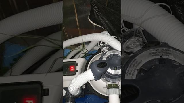 Чистка бассейна пылесосом. Простой способ собрать грязь со дна бассейна смотреть онлайн