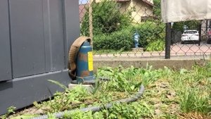 Как поднять контейнер без помощи крана. Легко. Надо крепежный ремень и домкрат.