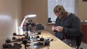 Конструкторы-любители из Советского собирают боевые дроны для бойцов СВО