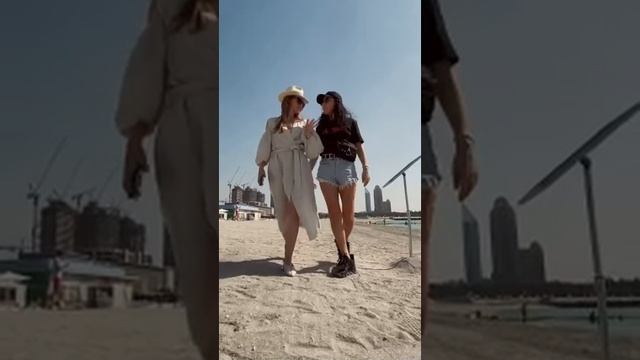 Саша Савельева в Дубае на пляже